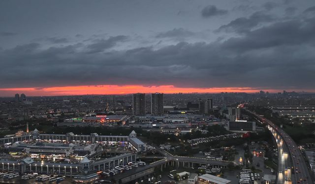 İstanbul'da sağanak sonrası gün batımı görsel şölen oluşturdu