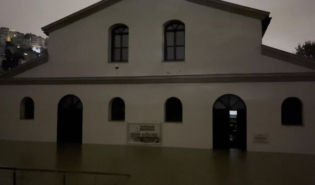 Kağıthane'de Derenin Taşmasıyla Tarihi Camiyi Su Bastı