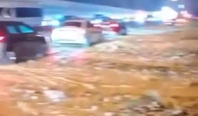 Kartal'da sel suları toprağı sürükledi; TEM bağlantı yolu kısmen kapandı