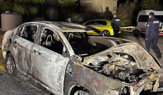Kuşadası'nda 2 otomobil kundaklandı