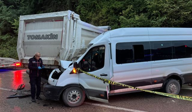 Fatsa'da Minibüs Kamyonla Çarpıştı: 1 Ölü, 23 Yaralı
