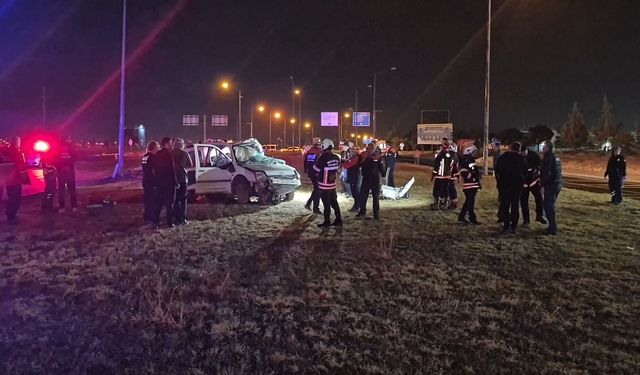 Otobüs ile çarpışan hafif ticari araçtaki karı-koca öldü; 3 yaralı