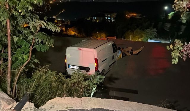 Sarıyer'de Araç Evin Çatısına Uçtu: 1 Yaralı