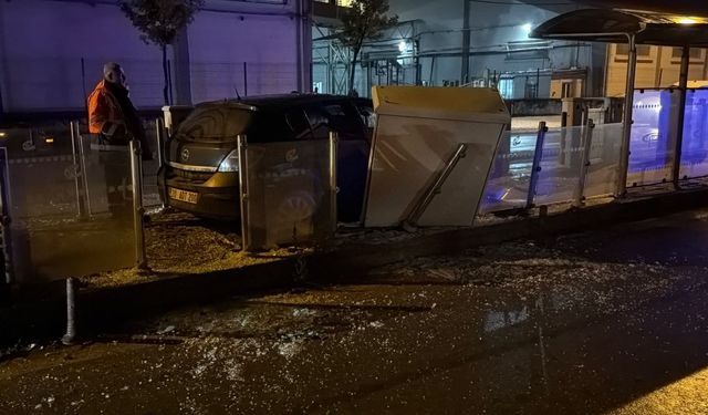 Tramvay durağına dalan otomobilin sürücüsü yaralandı