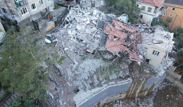 Binanın çökmesinde 1 kişi öldü, 1 kişi yaralandı, 7 bina tahliye edildi