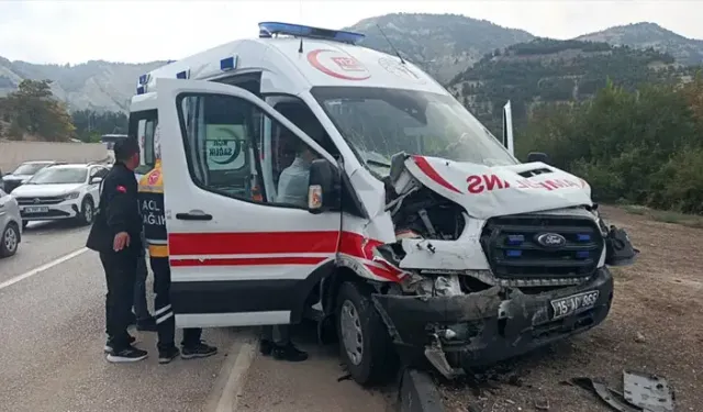 Biri ambulans 4 araç zincirleme kazaya karıştı: 3'ü sağlık görevlisi 6 yaralı