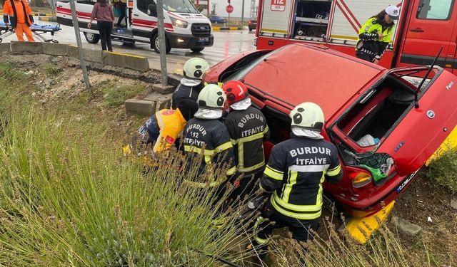 Burdur'da yolcu otobüsü ile otomobil çarpıştı! Yaralılar araçta sıkıştı