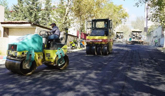 Kahramanmaraş'ta Gazi Mustafa Kuşçu Caddesi baştan sona asfaltlanıyor