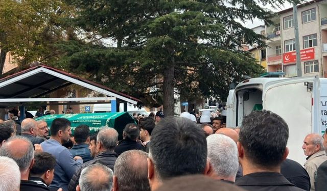 Göksun'daki kazada hayatını kaybeden 2 kişi toprağa verildi