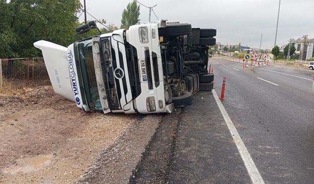 Gölbaşı-Kahramanmaraş yolunda tır yan yattı! Trafik aksadı