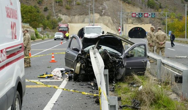 Otomobil bariyerlere saplandı: 1 ölü, 1’i ağır 4 yaralı