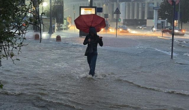 İstanbul'u sağanak ve fırtına vurdu: 2 kişi hayatını kaybetti