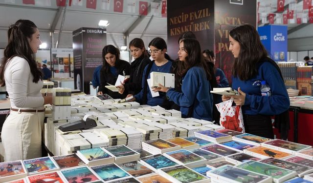 Kahramanmaraş Kitap Fuarı'na öğrenciler akın ediyor! Küçük okurlar kitaplarla buluşuyor