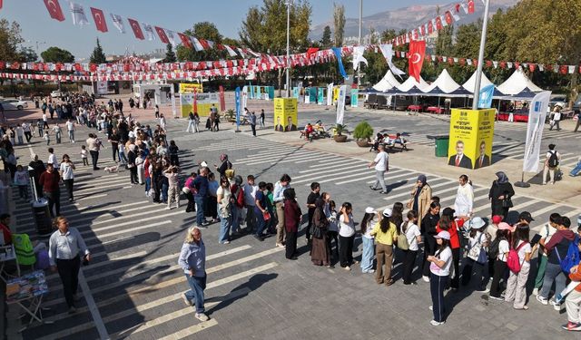Kahramanmaraş Kitap Fuarı'nda Şermin Yaşar izdihamı! Çocuklar imza için sıraya girdi