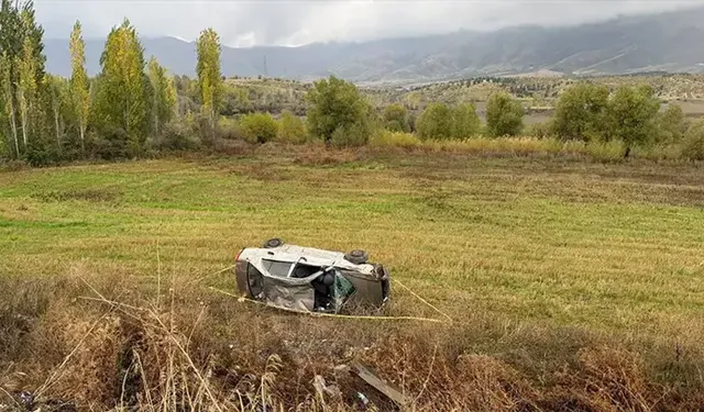 Kahramanmaraş plakalı otomobil şarampole devrildi; 2 yaralı