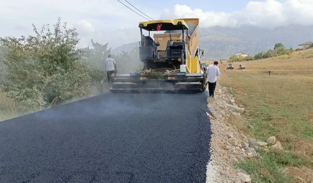 Kahramanmaraş'ın Göksun ilçesinde okul yoluna sıcak asfalt