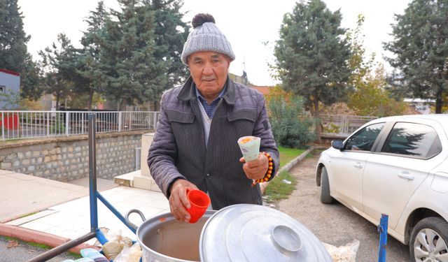 Kahramanmaraş’ta 77 Yaşındaki Osman Amca 35 Yıldır Aynı Arabayla Nohut Satıyor!