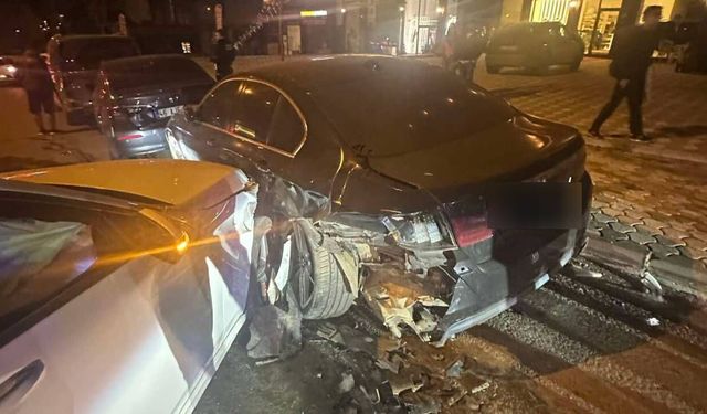 Kahramanmaraş’ta kontrolden çıkan otomobil, park halindeki araçlara çarptı