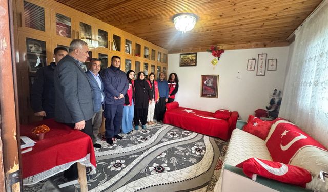 Kahramanmaraş’ta şehitler kabirleri başında dualarla anıldı