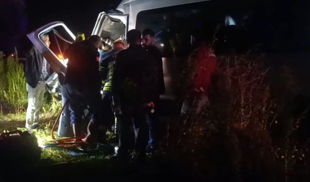 Kayseri'de iş makinesi ile 2 işçi servisi çarpıştı: 1 ölü, 15 yaralı