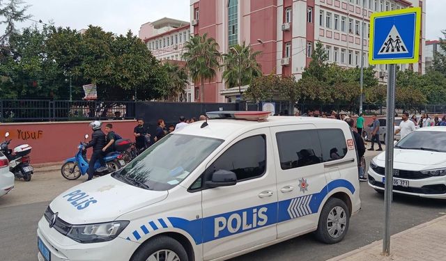 Ortaokulda kız öğrenci sınıf arkadaşını bıçakladı!