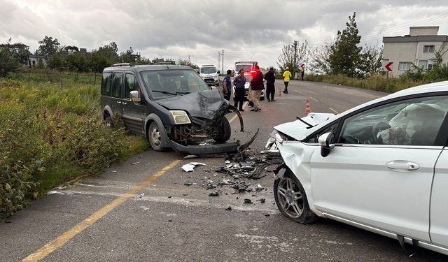 Osmaniye'de hafif ticari araçla otomobil çarpıştı! 3 kişi yaralandı