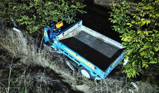 Otomobilin çarptığı patpat 3 metre yükseklikten tarlaya düştü