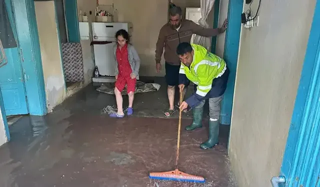 Sağanak; ev ve iş yerlerini su bastı, yollar göle döndü