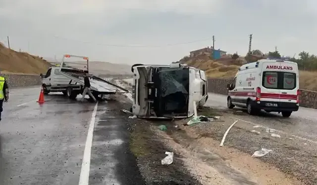 Servis midibüsü devrildi: 14 yaralı