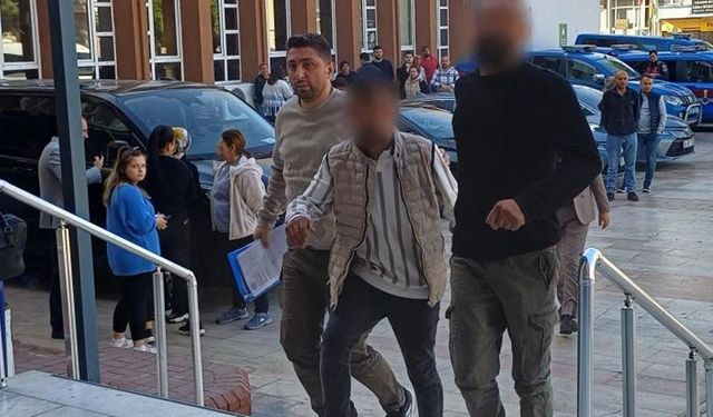 Sevgilisinin Evinde Eşiyle Karşılaştı: Ortalık Karıştı