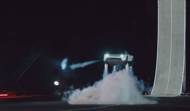 Tesla'nın uçan otomobili tanıtıldı! İşte piyasaya çıkacağı tarih