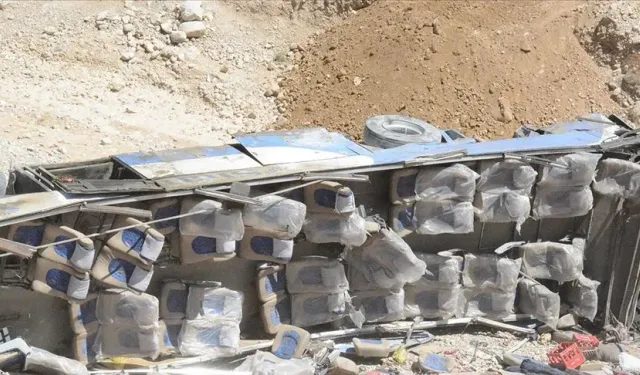 Yolcu otobüsü devrildi: 10 ölü, 32 yaralı