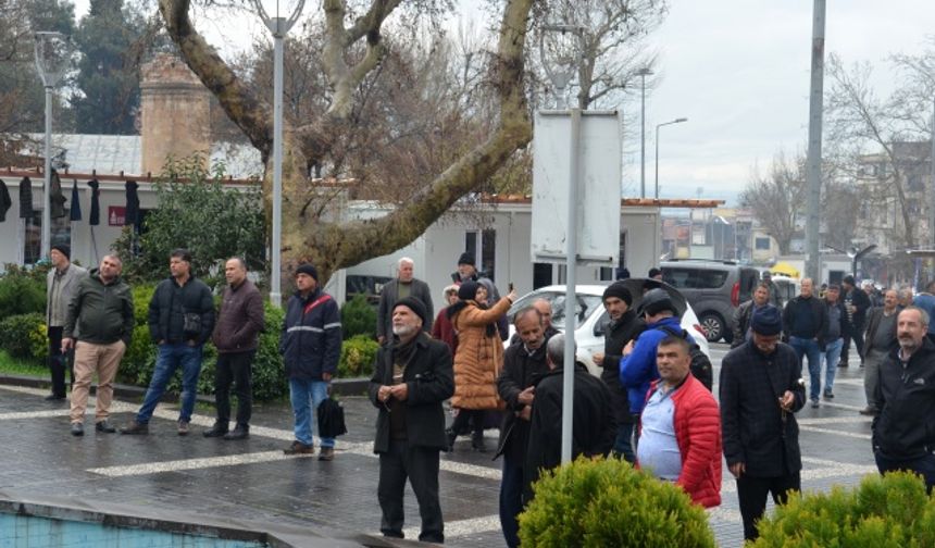 Onlarca vatandaş yıkılan ekmek teknesine son kez uzaktan baktı 