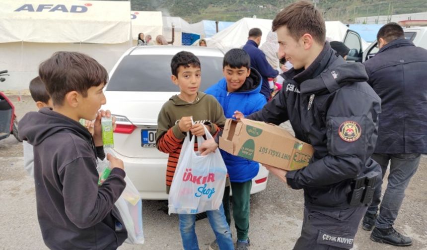 Polis ekipleri çadır çadır gezip Ramazan kumanyası dağıttı  