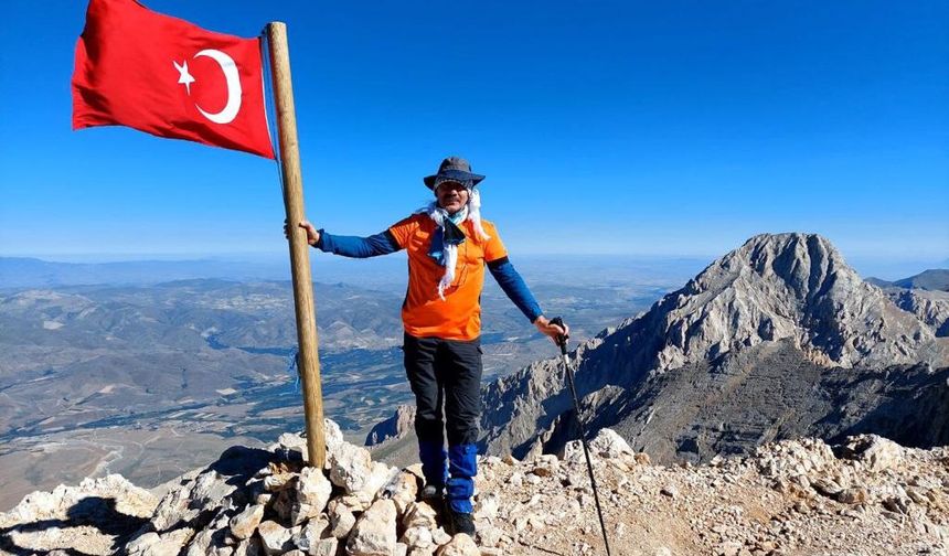 Aladağ'ların zirvesinde Türk bayrağını dalgalandırdı