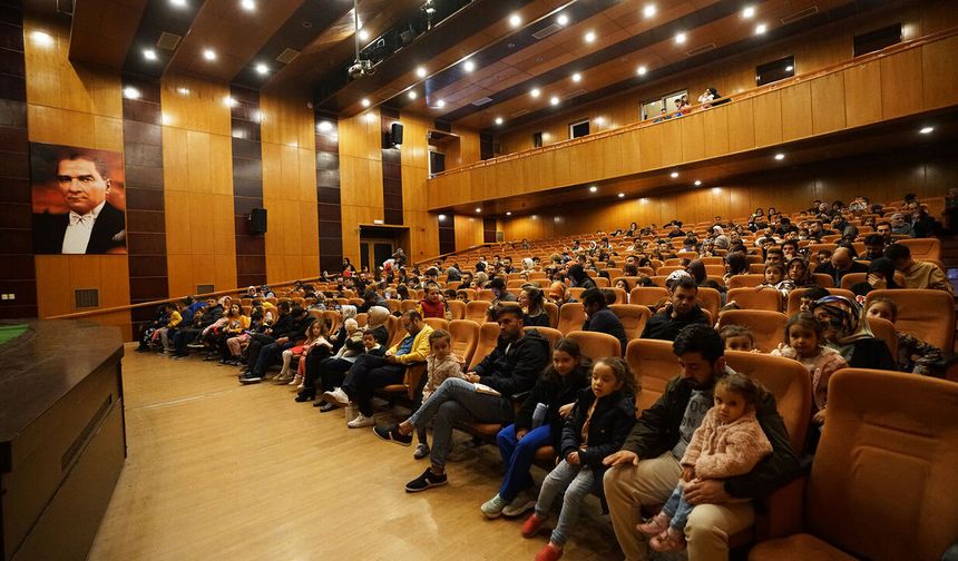 Kahramanmaraş’ta çocuklar için tiyatro keyfi: “Küçük Cesaretler Kulübü” sahnede