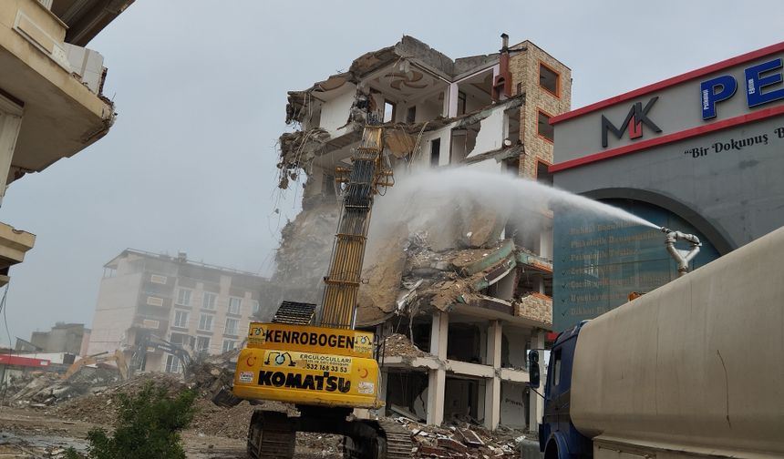 Ağır hasarlı binaların yıkımı 19 mahallede devam ediyor