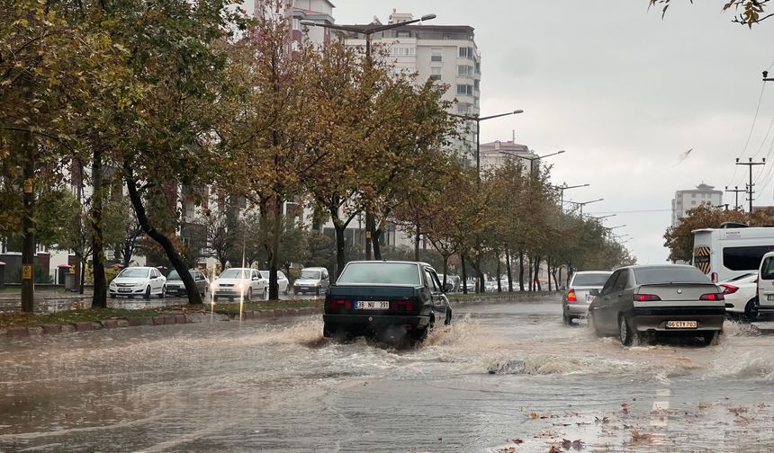 Kahramanmaraş’ta şiddetli yağış su taşkınlarına neden oldu