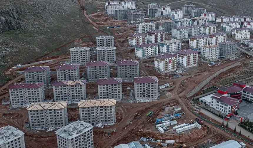 Kahramanmaraş’ın Elbistan ilçesinde yapılan kalıcı konutlar, FPV dronla görüntülendi.