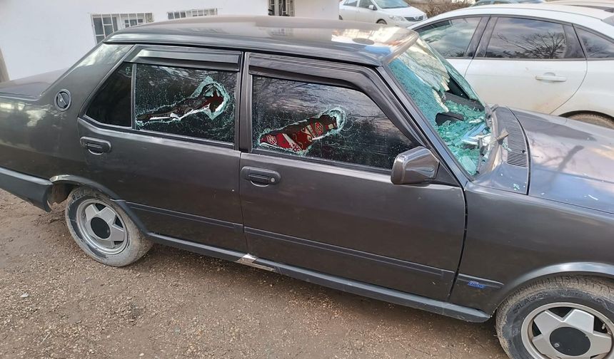 Elbistan’da park halindeki otomobile saldırı
