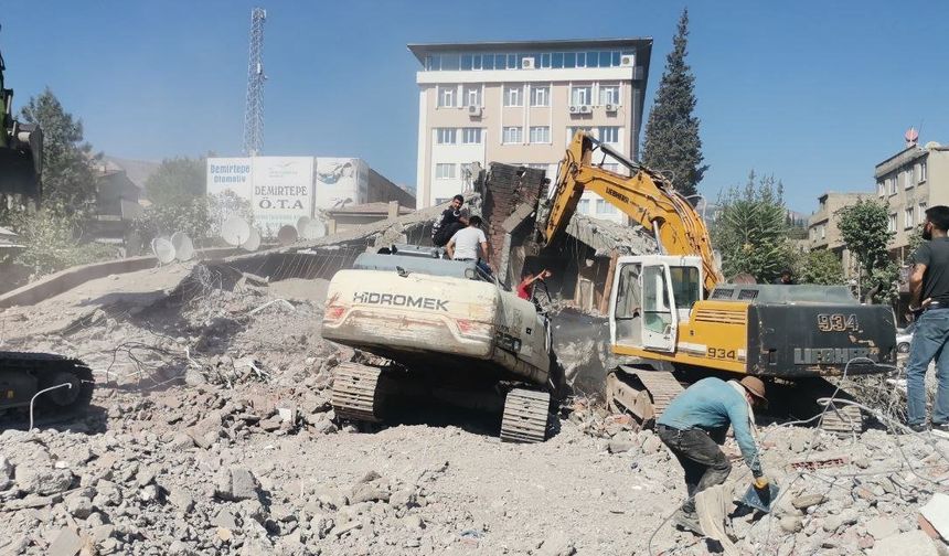 Kahramanmaraş'ta depremde 44 kişinin öldüğü siteye ilişkin dava sürüyor!