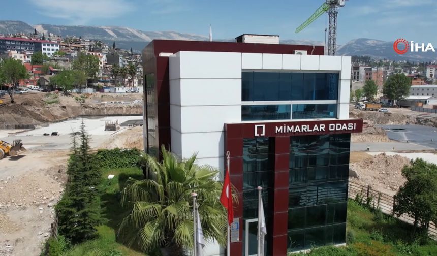 Kahramanmaraş'ta Depremlere Meydan Okuyan Bina Camı Bile Kırılmadı