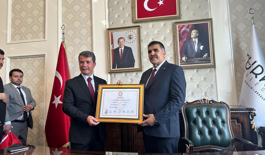 Türkoğlu Belediye Başkanı Mehmet Karaca mazbatasını aldı