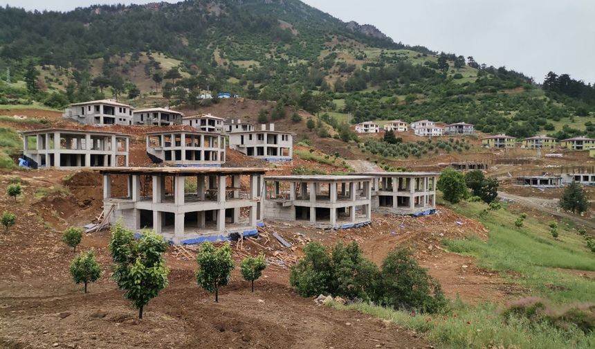 Kahramanmaraş'ta Depremde Kaya Düşmesi Nedeniyle Taşınan Köyün Konutları Yükseliyor