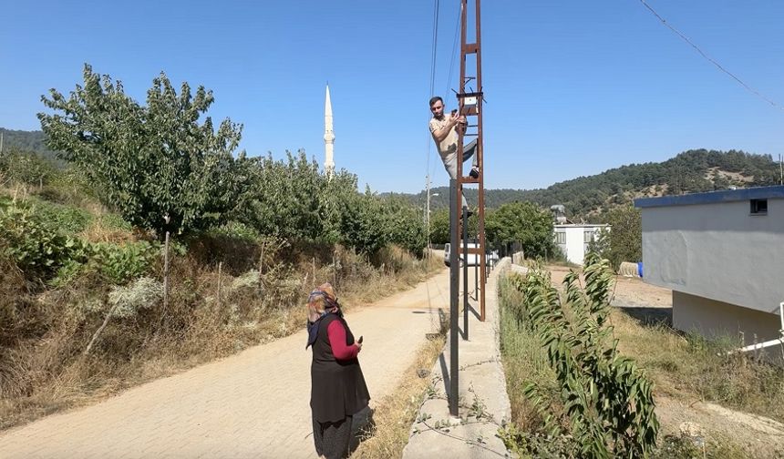 Türkoğlu’nda Telefon Çekmediği İçin Çatıya Çıkıyorlar!