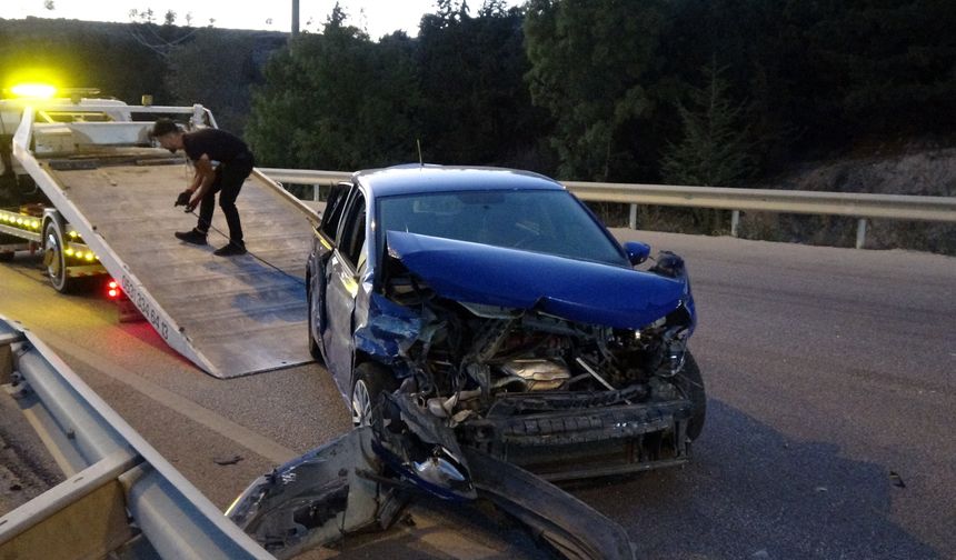 Bariyerlere ve traktöre çarpan otomobildeki 5 kişi yaralandı