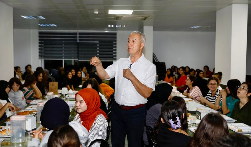 Başkan Özçelik, kız öğrencilerin taleplerini dinledi