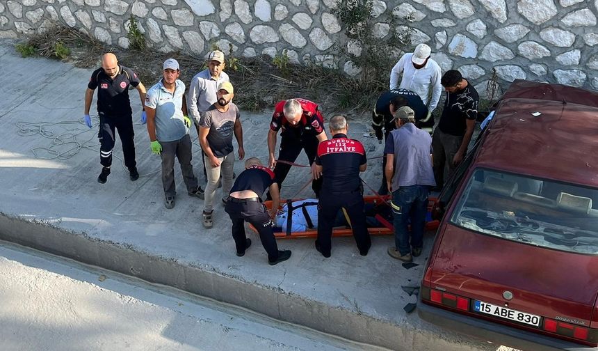 Dere yatağına düşen otomobilin sürücüsü yaralandı