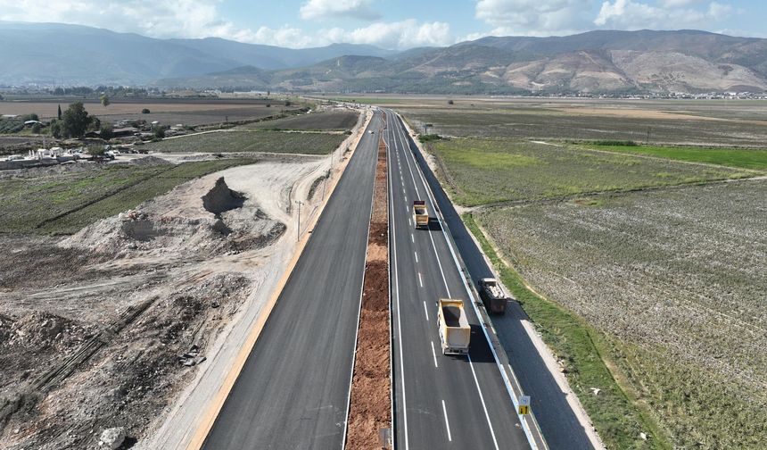 Depremlerde hasar gören Hatay Havalimanı yolu tek yönden gidiş geliş trafiğine açıldı