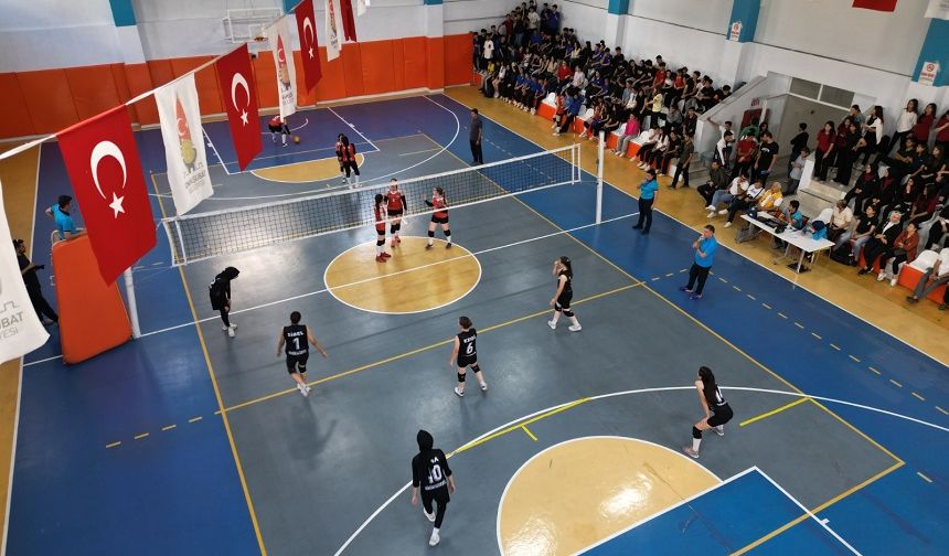 Kahramanmaraş, Onikişubat'ta Gençler Voleybol Parkelerinde Buluştu!